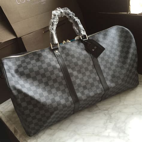 Tas Travel Louis Vuitton .